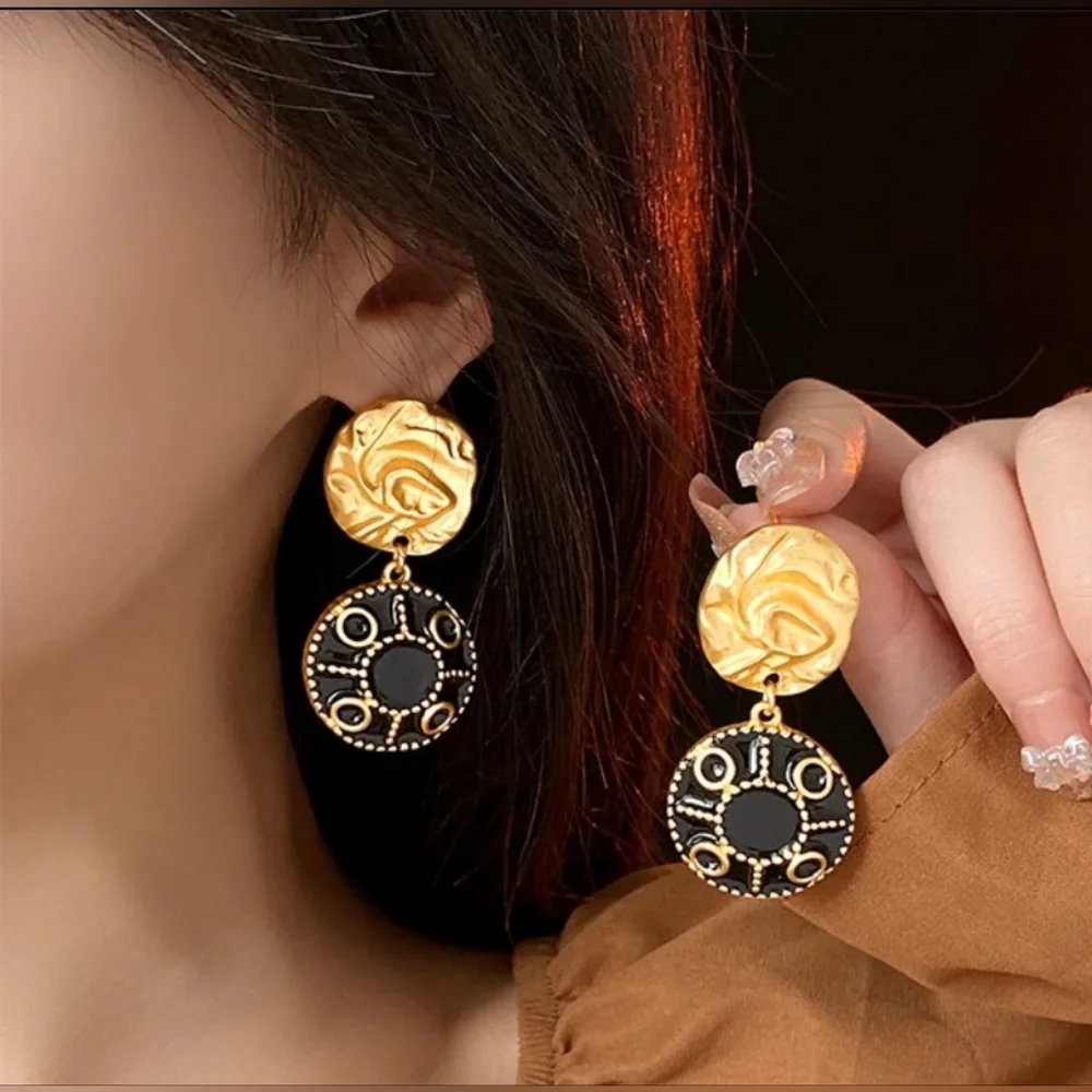 Golden Stella Black & Gold Brilliance Vintage Styled Pierced Earrings
